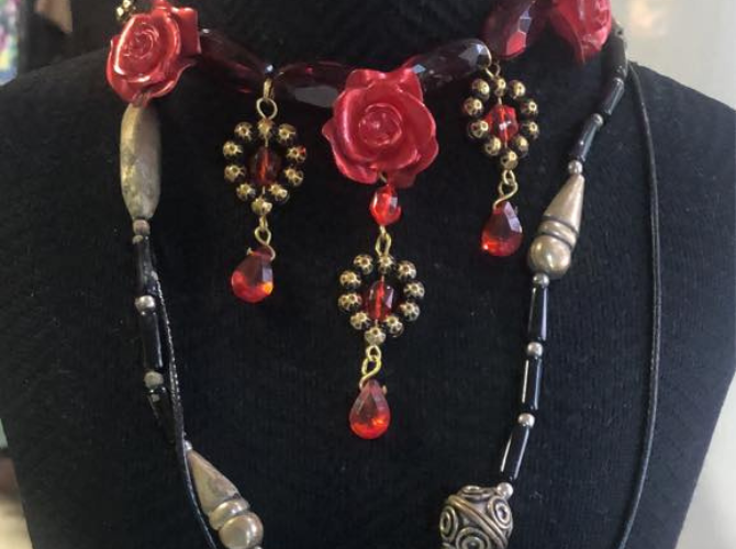 Vente de bijoux « fantaisie » à la vestiboutique de Bar-sur-Aube