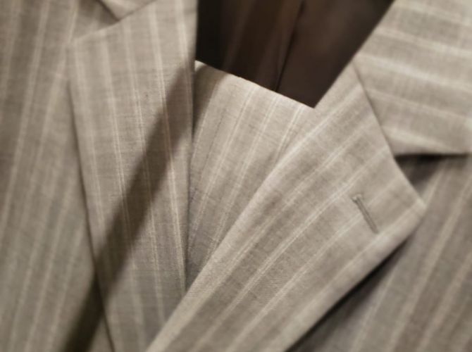 Vente de costumes neufs à la vestiboutique de la Croix-Rouge de Troyes