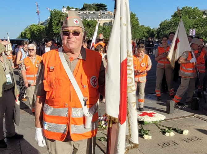 La Croix-Rouge ravive la flamme sous l’Arc de triomphe